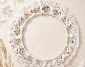 Corona de macramé con conchas marinas naturales, adorno de pared estilo bohemio costero, decoración para casa de playa.