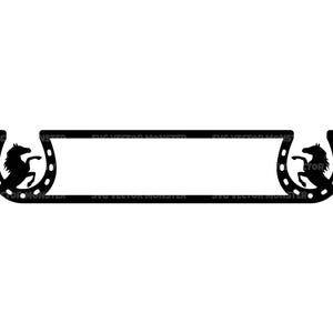 Puede incluir: Silueta negra de dos herraduras con un caballo dentro de cada herradura. Las herraduras se enfrentan y tienen un espacio en blanco entre ellas.