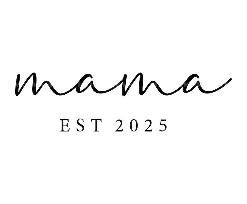 Op de afbeelding: Zwarte en witte cursieve tekst die "mama est 2025" leest.