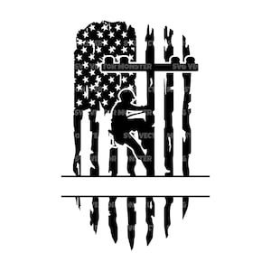 Puede incluir: Silueta en blanco y negro de un lineman escalando un poste de electricidad, con una bandera estadounidense en el fondo. La bandera está desgastada y tiene un espacio blanco para personalizar.