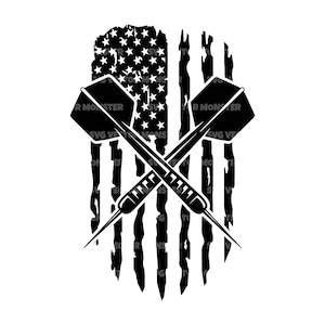 Puede incluir: Gráfico en blanco y negro de dos dardos cruzados frente a una bandera estadounidense desgastada. El diseño de la bandera presenta estrellas y rayas, con los dardos colocados como si estuvieran perforando la bandera. La imagen tiene un tema patriótico.