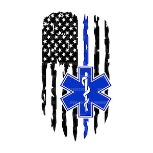 Könnte beinhalten: Eine abgenutzte amerikanische Flagge mit einem blauen medizinischen Lebensstern-Symbol in der Mitte. Die Flagge ist schwarz-weiß mit einem blauen Streifen in der Mitte.