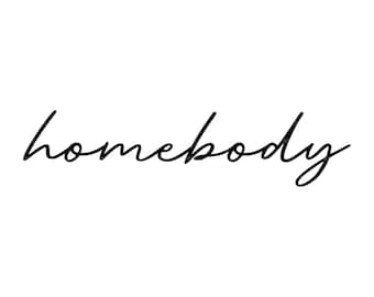 Può includere: Calligrafia scritta a mano in inchiostro nero che recita "homebody".
