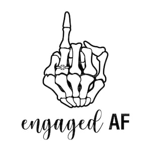 Könnte beinhalten: Eine Schwarzweißillustration einer Skeletthand, die den Mittelfinger zeigt, mit einem Diamantring am Zeigefinger. Der Text "engaged AF" befindet sich unter der Hand.