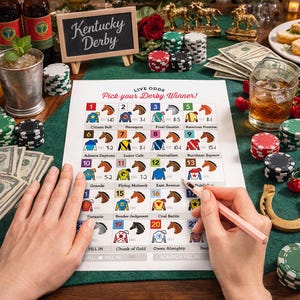 Könnte beinhalten: Eine Szene zum Thema Kentucky Derby mit einem Wettschein, Pokerchips und einem Glas Whiskey. Auf dem Blatt steht "Pick your Derby Winner!" und zeigt Pferderennquoten. Eine kleine Tafel zeigt "Kentucky Derby."