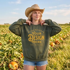 Maqueta de sudadera Gildan 18000 verde militar, cuello redondo G18 color oliva, modelo vaquera con estampado de calabazas otoñales.