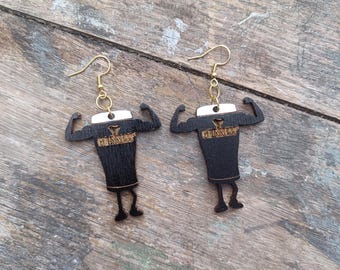 Pendientes Guinness, pendientes Guinness, pendientes de botón, pendientes de alcohol, pendientes de madera, pendientes pintados a mano, pendientes, pendientes originales, pendientes negros, Irlanda