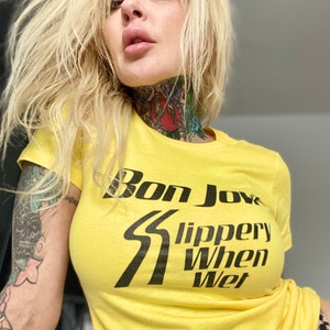 The Boyfriend Tee/Heavy Metal Tees pour femmes/Glissant lorsquil est mouillé/vintage style années 80/Tight Fitting/Sexy tees pour elle/Cadeaux uniques/Hair metal image 2