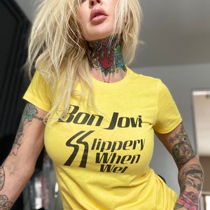 The Boyfriend Tee/Heavy Metal Tees pour femmes/Glissant lorsquil est mouillé/vintage style années 80/Tight Fitting/Sexy tees pour elle/Cadeaux uniques/Hair metal image 3