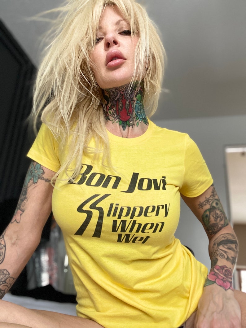 The Boyfriend Tee/Heavy Metal Tees pour femmes/Glissant lorsquil est mouillé/vintage style années 80/Tight Fitting/Sexy tees pour elle/Cadeaux uniques/Hair metal image 3