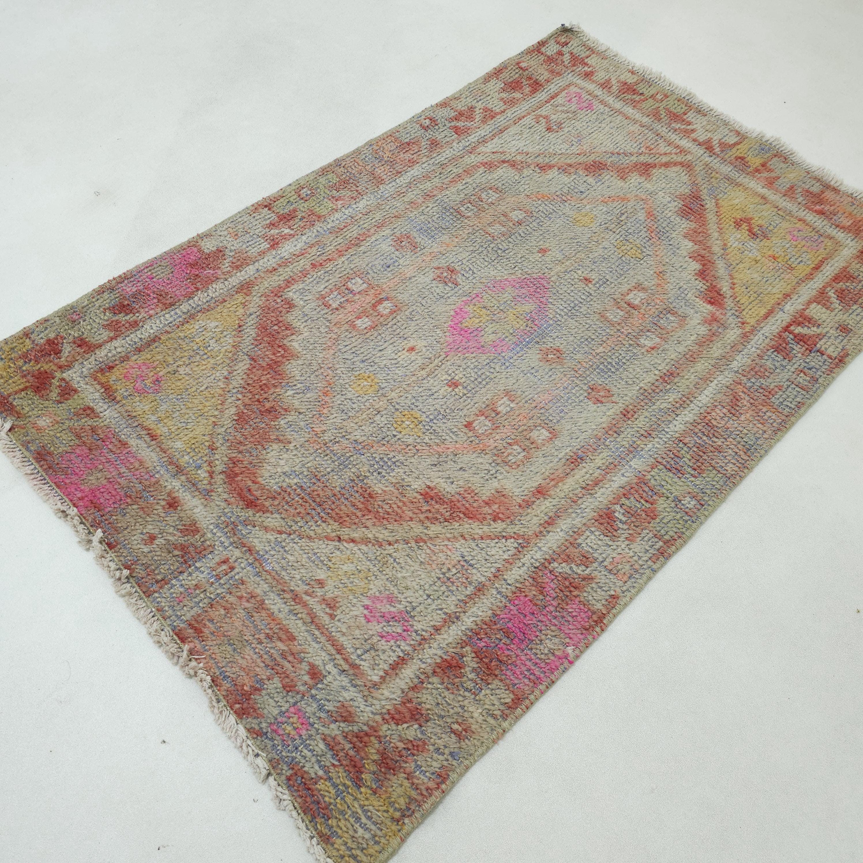 2x4 Vintage Rug: Pink & Green Hand-woven Wool Area Carpet ( 2.3 X 3.6 ...