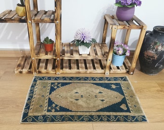 Klein blauw vintage Turks vloerkleed: handgeknoopt vloerkleed van biologische wol (1,4 x 2,4 ft)