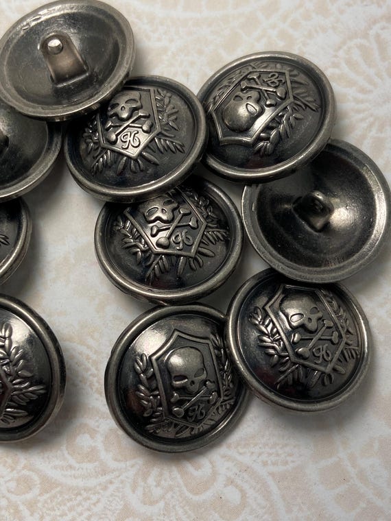 5 skull and crossbone design antiqued silver tone metal buttons, 1 inch. New. #272