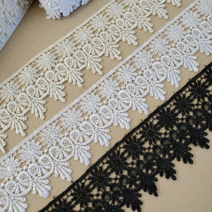 2 3/4 inch wide medallion venise lace, sold by the yard. #1370