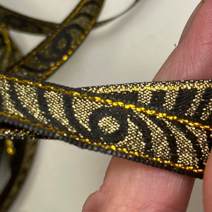 ゴールドとブラックのメタリック渦巻き織りジャカードトリム、1ヤードあたり3/8インチ幅