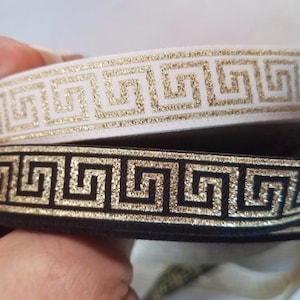 Nastro jacquard con motivo a greca, largo 5/8 di pollice, venduto tagliato su misura.