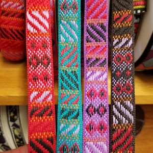 Garniture en tissu jacquard sud-américain de 5/8 po. de large, vendue au mètre.