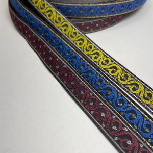 Geweven rand van stof, 1/2 inch breed, wordt op maat gesneden.