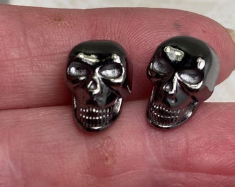 5 skull design gunmetal tone metal buttons, approx 1/2 x 1/2in. New. #269
