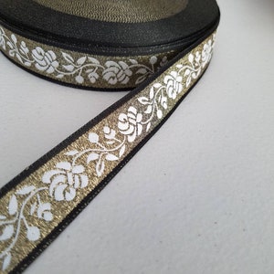 Metallic witte roos met jacquard geweven rand, 1 inch breed, wordt op maat gesneden.