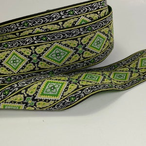 Ribete de tela Jacquard de 1 3/4 pulgadas de ancho con forma de diamante verde medieval, vendido cortado a medida.