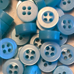 Bag of many turquoise plastic  buttons in excellent condition, shirt buttons, 1/2 inch, 83. These buttons are thick.