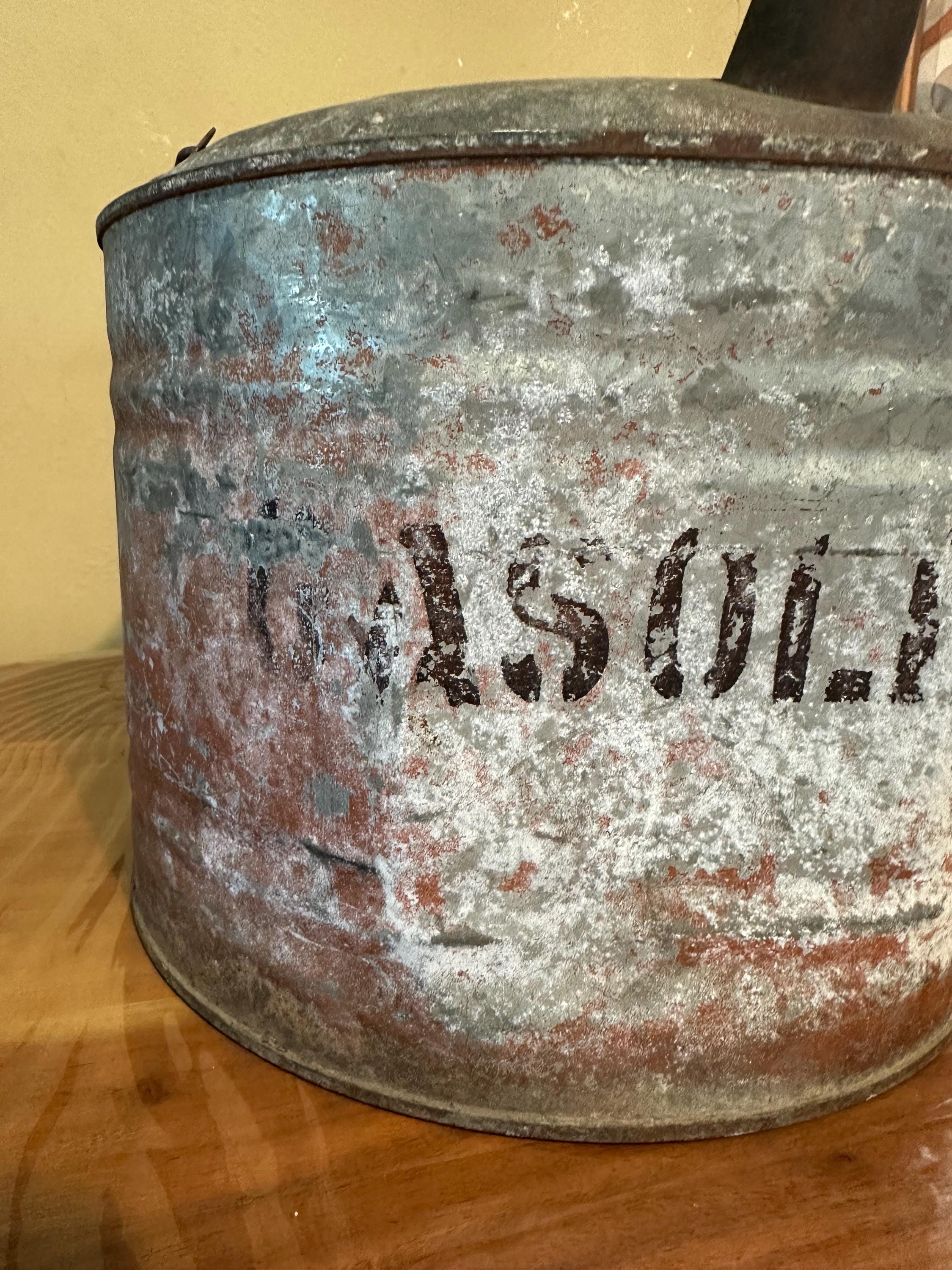 注ぎ口付きヴィンテージ金属製ガソリンオイル缶。1920～1940年 - Etsy 日本
