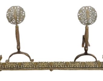 3-delig smeedijzeren/messing ijzers en vuurvast spatbord in de stijl van Ernest Gimson