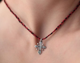 Body cross, een gereduceerde kopie van een "ryasnyy" of rijk kruis (een traditioneel Oekraïens sieraad). Souvenir amulet uit Oekraïne. Gemaakt van zilver.