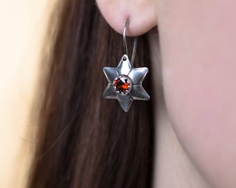 HANDGEMAAKTE zilveren oorbellen met zirkonium. Oekraïense traditionele sieraden. Zilveren Sieraden. Cadeau voor vrouw.