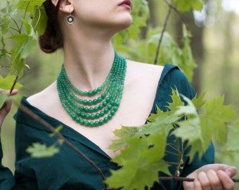 Prachtige nefritis necklase met stropdas. Mooie sieraden naar de kleur van je ogen. Natuurlijke jade. Сhristmas aanwezig voor geliefde vrouw.