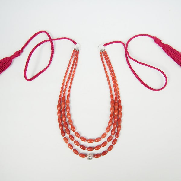 Collier corail rouge. Bijoux traditionnels ukrainiens. Perle d’argent faite à la main. Collier avec tresses. Corail naturel. Cadeau pour femme