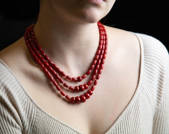 Heldere koraal ketting in traditionele Oekraïense stijl. Souvenir uit Oekraïne. Zilveren details en verstelbare lengte Etnische stijl voor elke dag