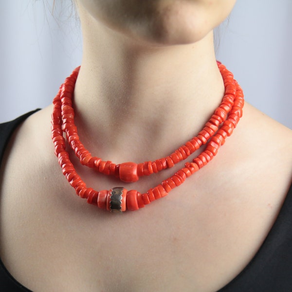 Collier de corail rouge traditionnel avec détail en argent fait à la main. Souvenir ukrainien. Style ethno pour tous les jours.