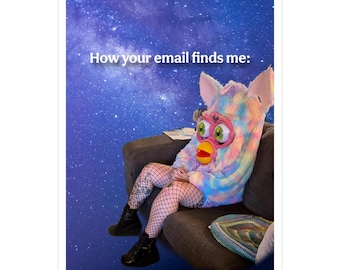 Rolig Furby-klistermärke: Absurdistisk vinyldekal för laptop