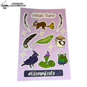 Puede incluir: Una hoja de pegatinas con temática de brujas. Las pegatinas presentan un perezoso en una escoba, un cuervo, una serpiente, una rana, una vela, una pluma y ramitas de lavanda. Se incluye el texto "Witchful Thinker" y "manifest the best".