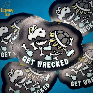 Op de afbeelding: Een zwart-witte sticker met een skelet van een schildpad en de tekst "GET WRECKED".