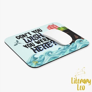 ¿No te gustaría estar aquí? Alfombrilla de ratón inspirada en La casa en el mar Cerúleo / TJ Klune / Regalos para amantes de los libros / Alfombrilla de ratón / Ratón de biblioteca / Chauncey