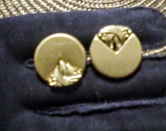 1950s SWANK GOLD CUFFLINKS - Round Goldtone with Raised Decorative Scrollworked Triangle - Rounded Toggle- Excellent Condition