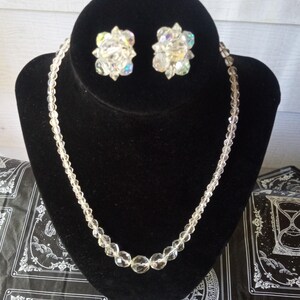 1950er Jahre CRYSTAL BEAD DEMIPARURE - Wunderschöne facettierte, klare Kristallperlen-Halskette mit passenden Ohrclips - Ausgezeichneter Vintage-Zustand