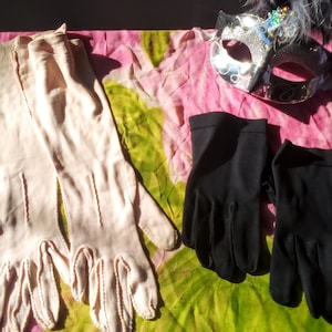 GÓTICA FEMENINA DE LOS AÑOS 50: 2 pares de guantes rosas y negros para dama de mediados de siglo, Van Raalte largo rosa, muñequeras negras, excelente estado, talla 7