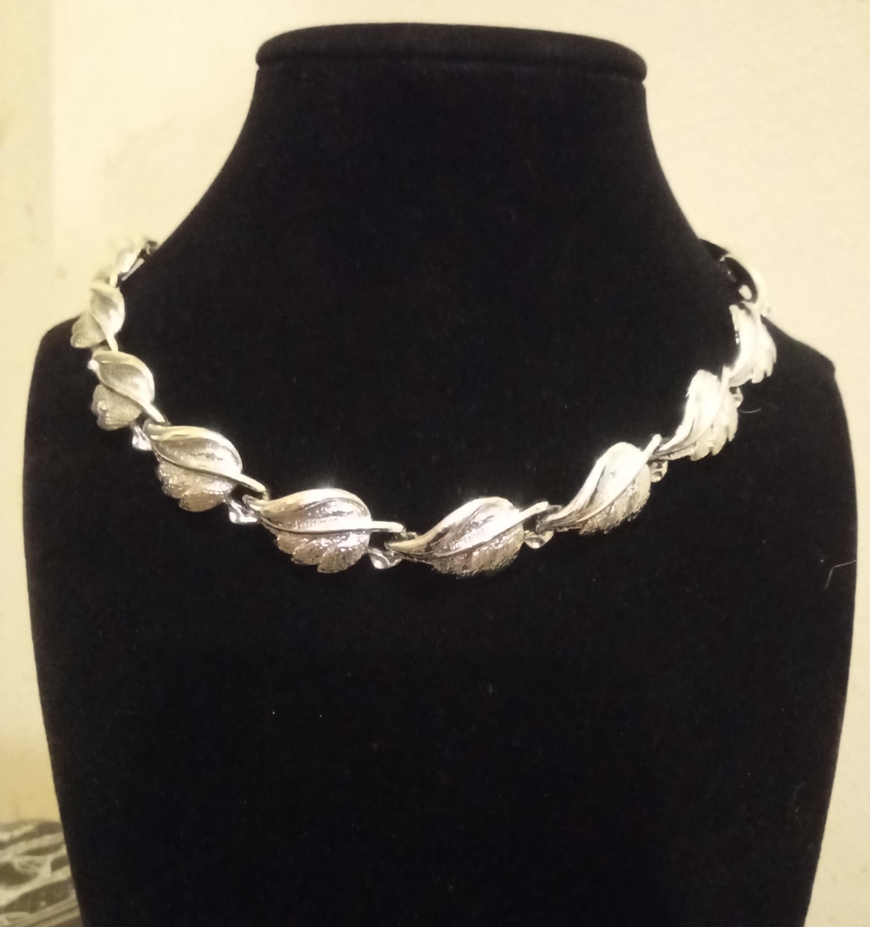1950s CORO LEAF NECKLACE - Silvertone Choker Necklace With  display picture 1
