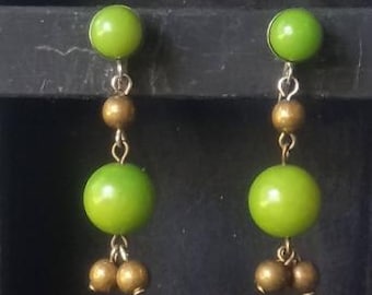 Jaren 40 LUCITE & BRASS DANGLES - Groene lucite kralen met messing accenten hangoorbellen, 1 3/4", schroefruggen - geweldige vintage staat