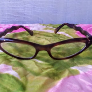 1950's GEEKY GLAMOUR True Vintage Faux Tortoiseshell Lucite Cats Eye Glasses with Cool Wavy Design Arms Good Condition image 3