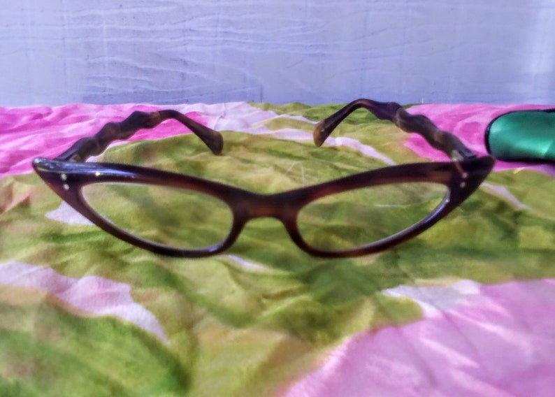 1950's GEEKY GLAMOUR True Vintage Faux Tortoiseshell Lucite Cats Eye Glasses with Cool Wavy Design Arms Good Condition image 3