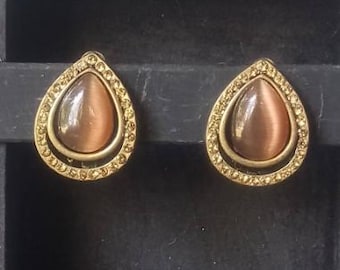 1960s TIGEREYE LUCITE EARRINGS- Teardrop Shape Goldtone Clip Ons set w/ Faux Tiger Eye & Champagne Rhinestones - Excellent Vintage Condition