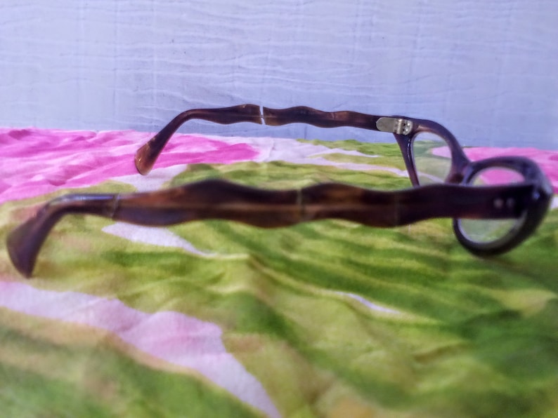 1950's GEEKY GLAMOUR True Vintage Faux Tortoiseshell Lucite Cats Eye Glasses with Cool Wavy Design Arms Good Condition image 5