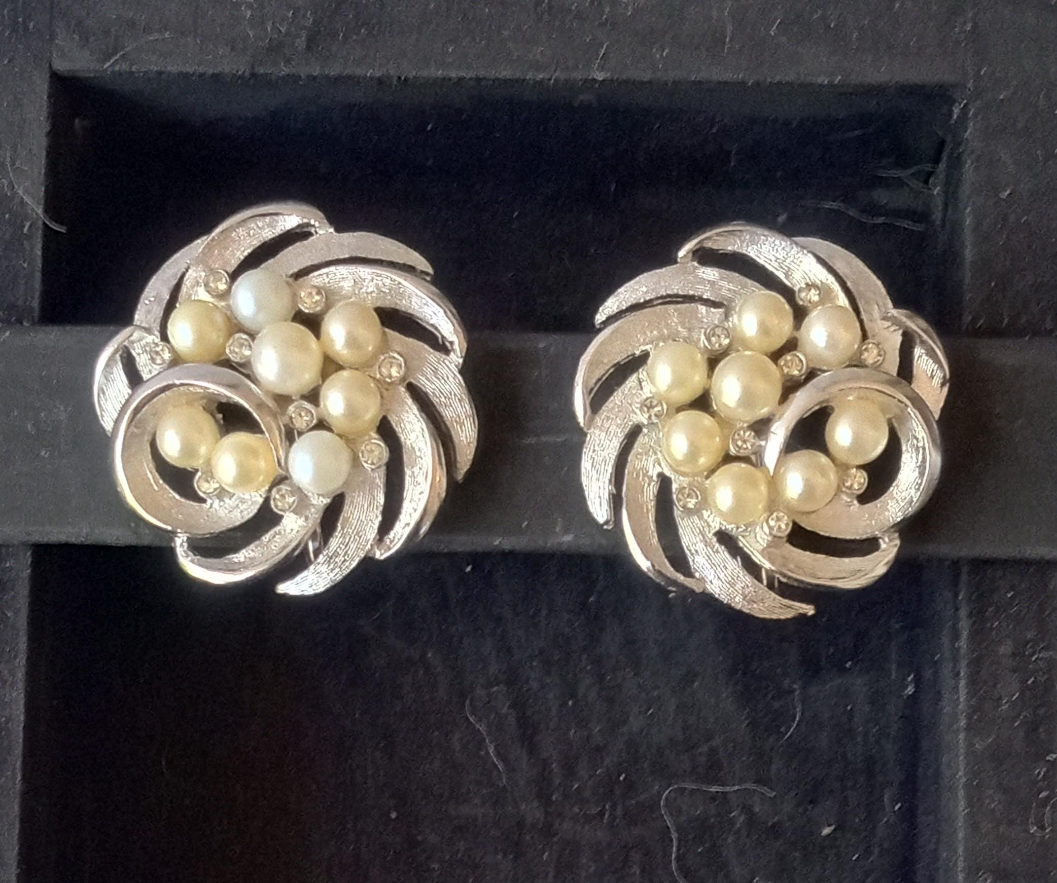 1960s TRIFARI PEARL SWIRLS- Silvertone Circular Swirl  Vintage Trifari Silver Feather Clip On Earrings from 1955-1969 main image 0