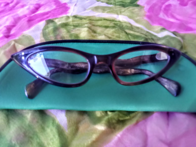1950's GEEKY GLAMOUR True Vintage Faux Tortoiseshell Lucite Cats Eye Glasses with Cool Wavy Design Arms Good Condition image 2
