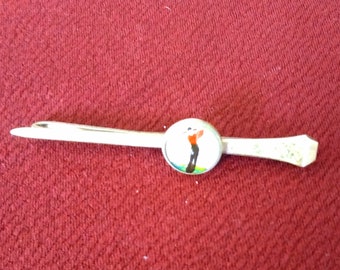 1940's INTAGLIO GOLFER TIECLIP - Goldtone Slide On Tie Clip Shaped Like Golf Tee with Reverse Painted Glass Cabochon - Excellent Condition